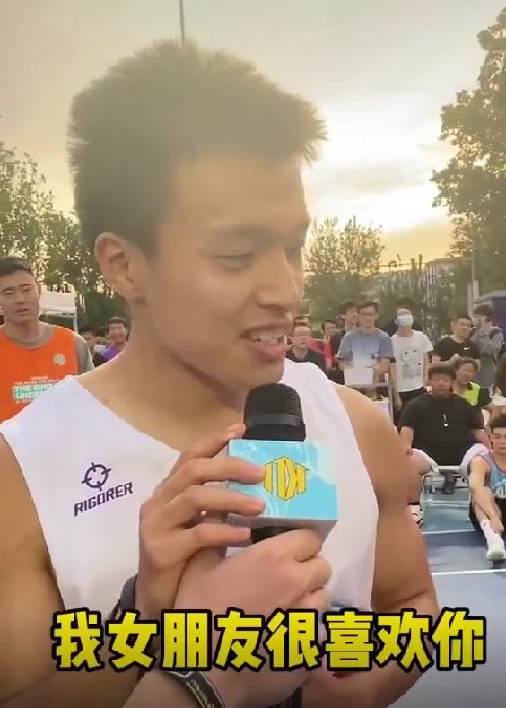 清华高颜值学霸“火了”，曾是高考状元，阳光帅气热爱篮球