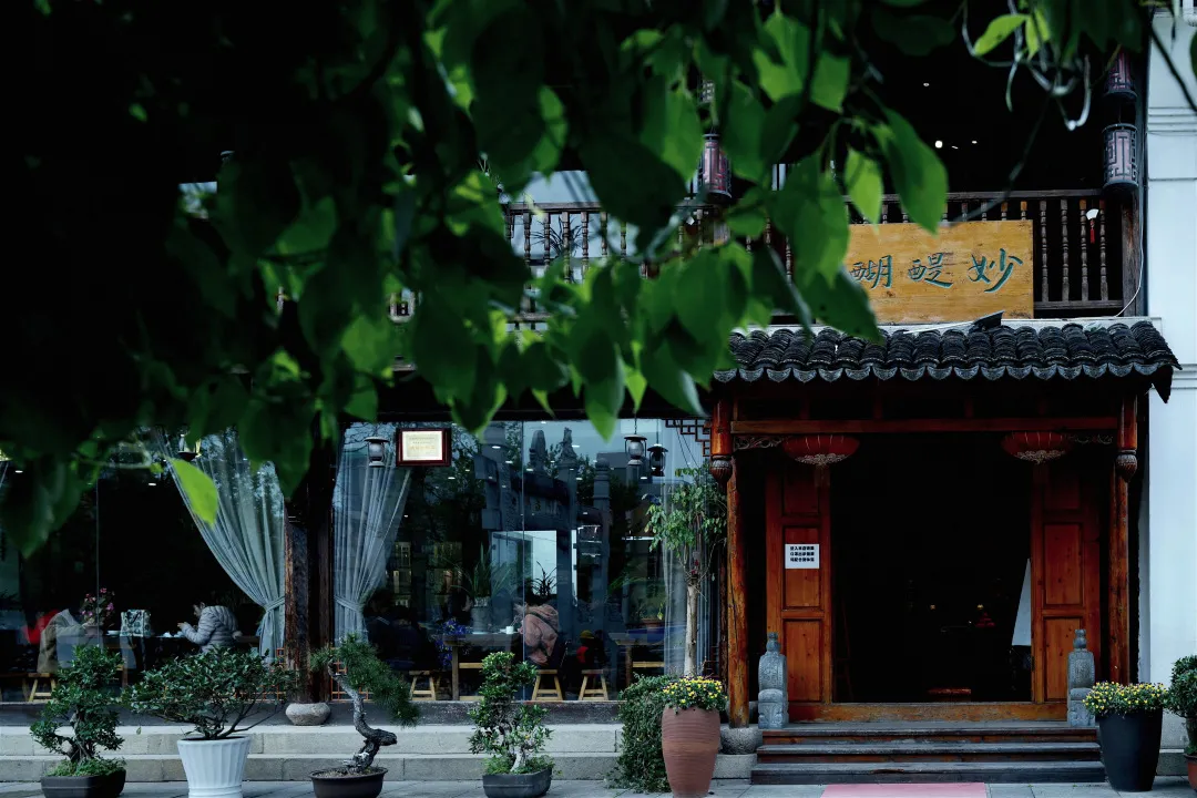 杭州终极拜佛攻略｜走这条路，一天解锁灵隐法喜7大宝藏寺庙