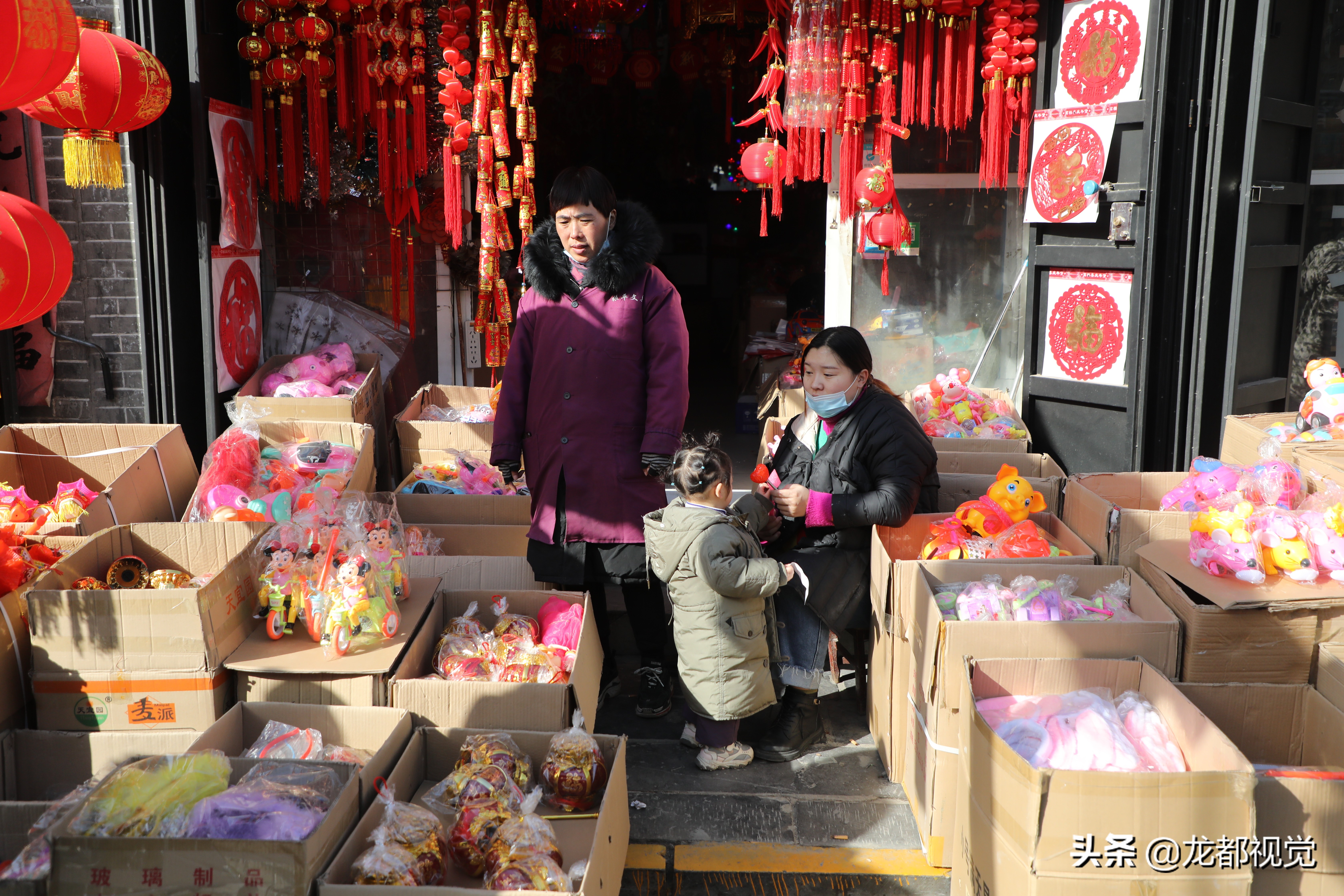 這些小店賣的東西是兒童最愛，趕集時小孩子們看到基本走不動