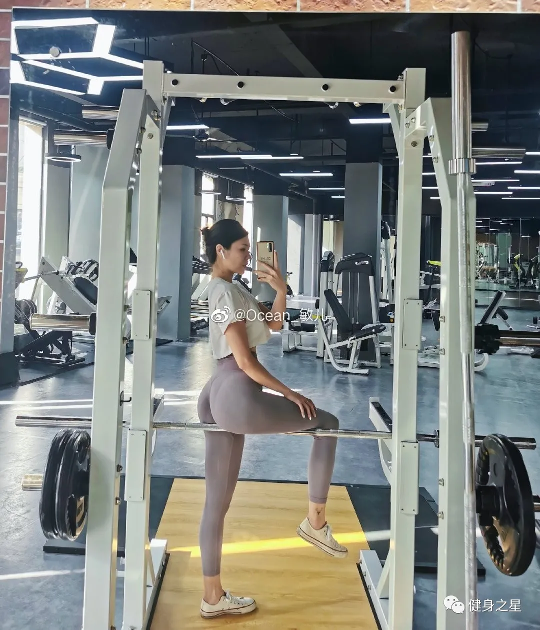 27歲的廣東女健身教練，身材健美有型，路上回頭率十足