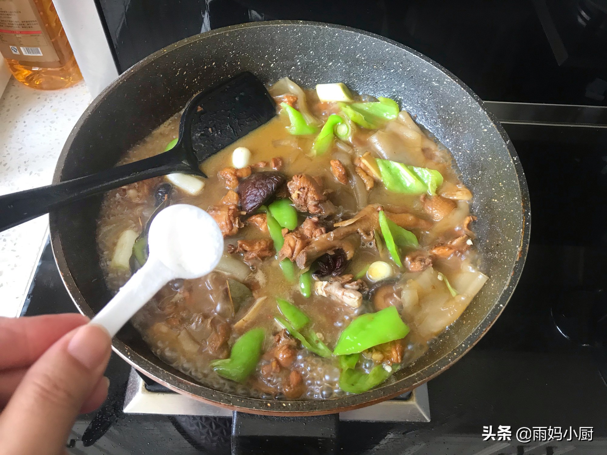 香菇粉皮燉雞的做法(天冷晚餐就愛一鍋燉,有菜有肉又下飯,營養美味