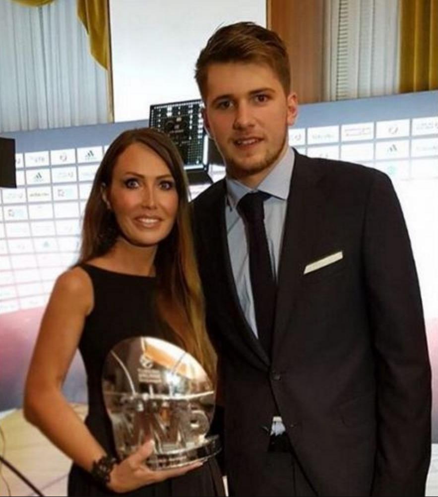 球星丈夫赞辣妈(最佳新秀卢卡-东契奇:女友正点,老妈更惊艳,还暗恋50