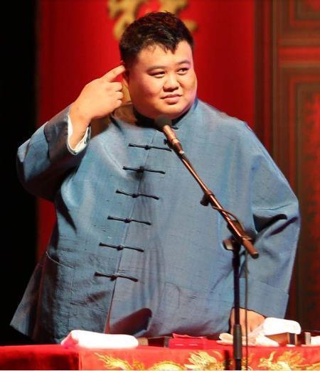 2021春晚岳云鹏相声(岳云鹏春晚疑说错词,被做了10年捧哏儿黄金搭档