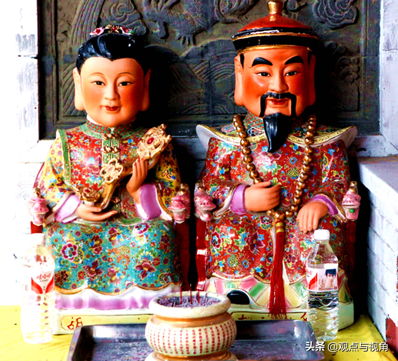 灶神的画像上方,都写着"一家之主"的字样.