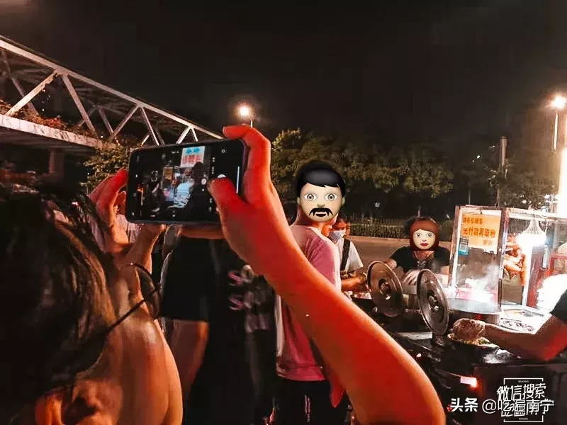 这家晚上10点半才开摊的烧鸭粉!还没开摊就有人在排队