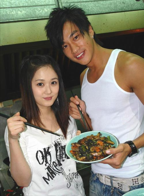 何润东1975年出生在美国加利福尼亚州,父母都是香港人,父亲何国魂早年