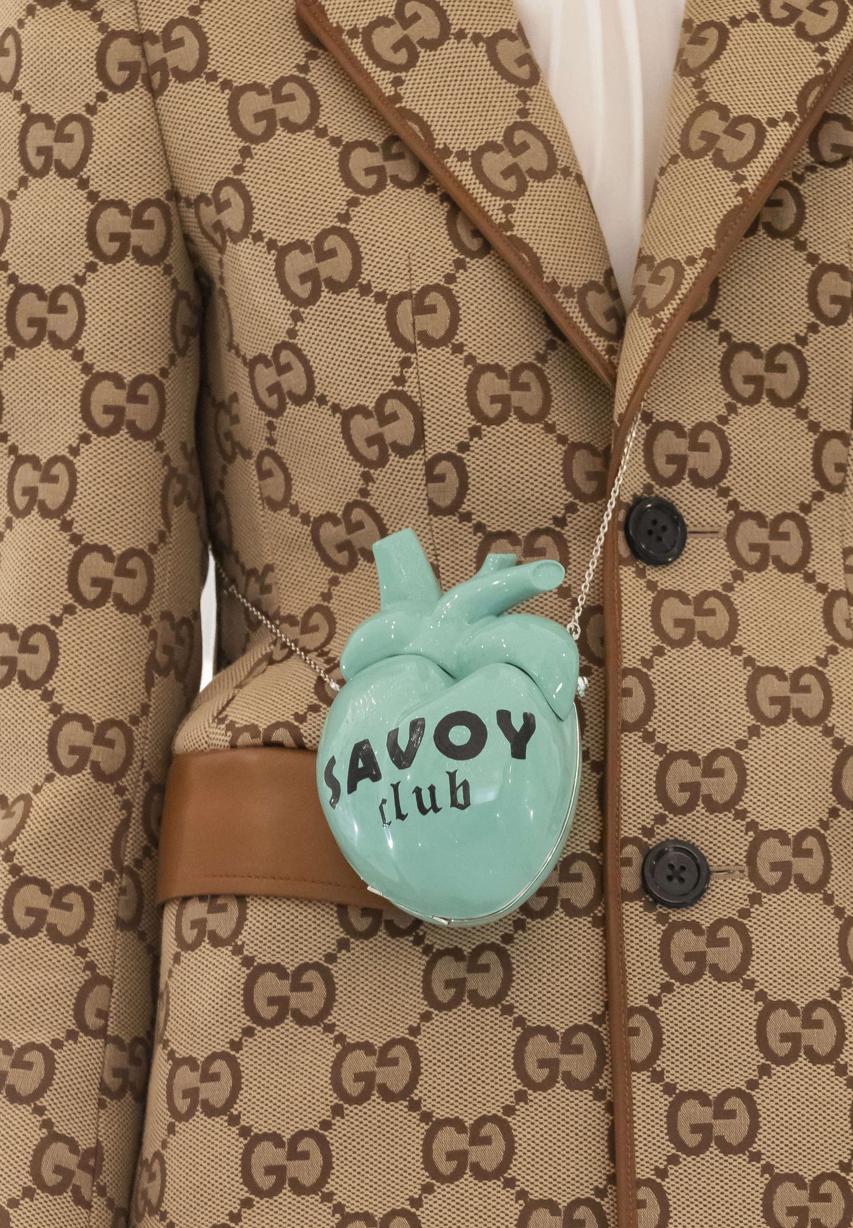 街头篮球红钻在哪里（LV联名NBA推出“天价篮球”！每个售价1.2万，网友称拍一下都心疼）