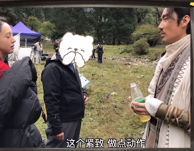 胡兵分享“不老秘诀”，片场化身护肤讲师，看得我都开始心动了