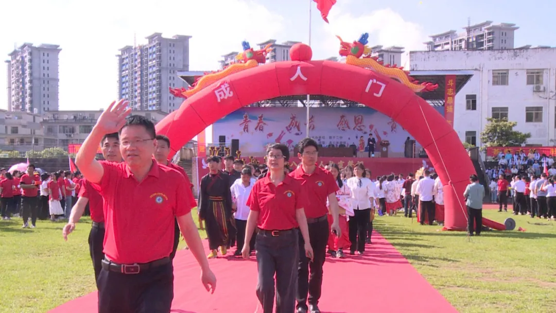 穿汉服、行冠礼、过成人门，新干二中隆重举行成人礼