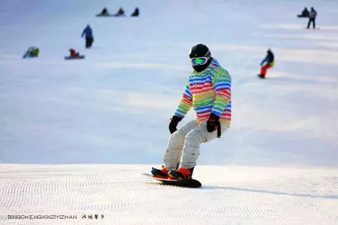 单板滑雪u型场地图(哈尔滨帽儿山高山滑雪场，滑雪发烧友驰骋的乐园)