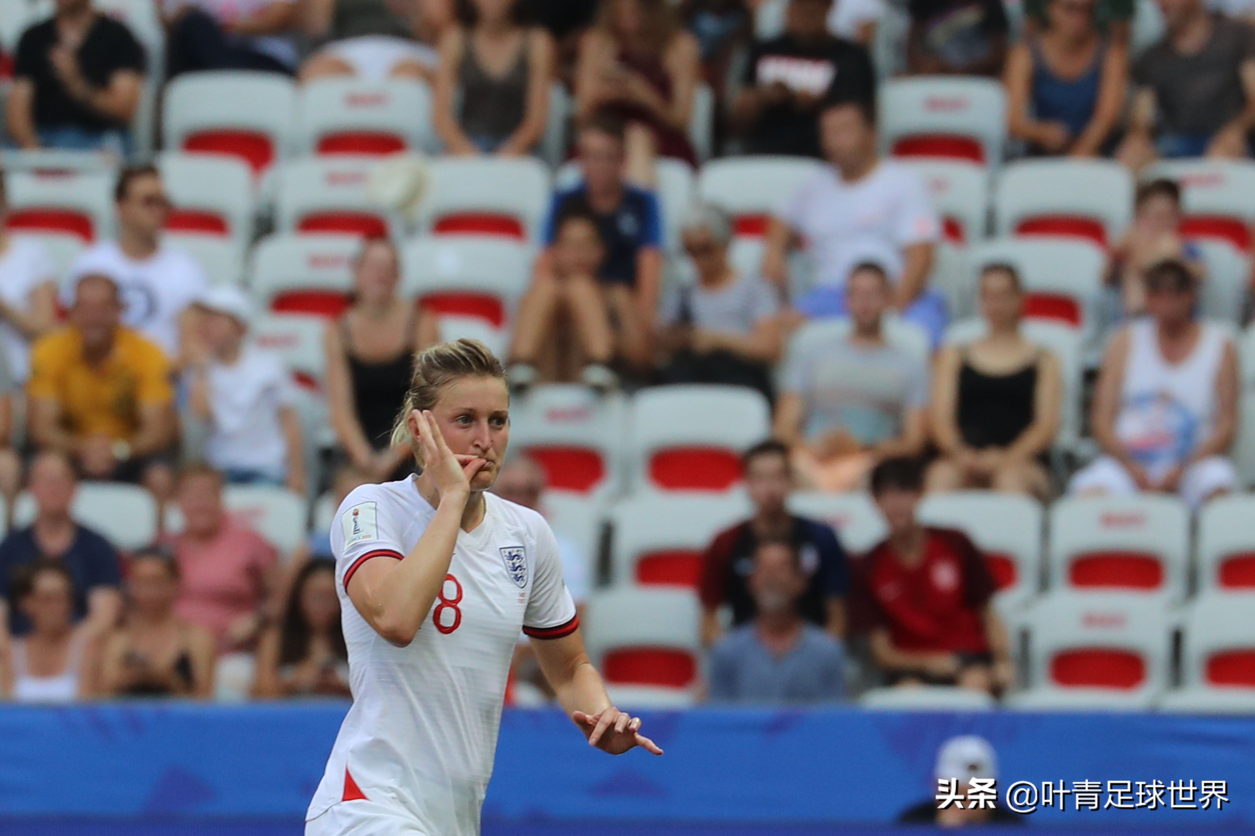 女足世界杯喀麦隆进球无效（女足世界杯诞生悲情球星：4天2进球被判无效！赛后趴地绝望了）