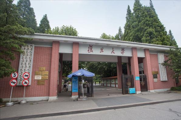 QS2022中国大学排名，清华大学强势登顶，人民大学仅排36引争议