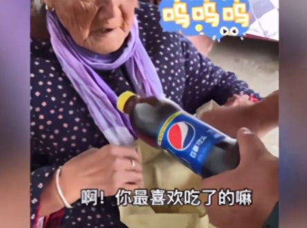 男子地铁猥亵女乘客，母亲下跪求谅解【三分钟法治新闻全知道】