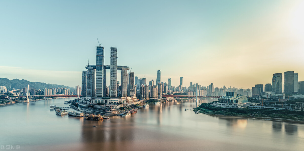 渝中半岛的顶端,这里地处长江和嘉陵江的汇流处,站在广场中,两江三地