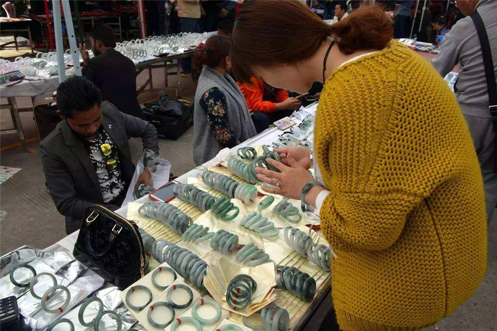 瑞丽哪里能买到货真价实的翡翠(中缅边境有个最大珠宝市场,卖玉石就像