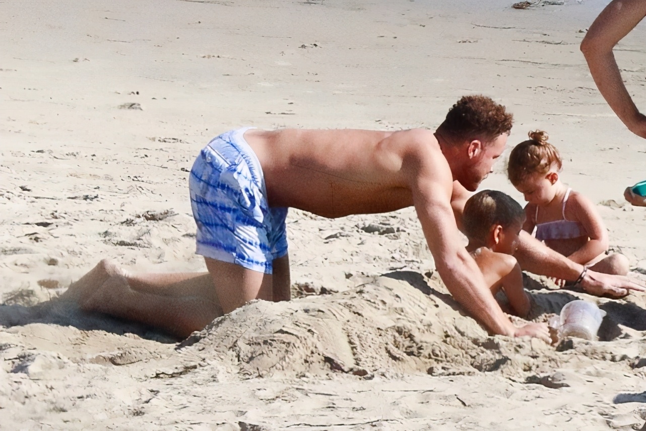 为什么nba球星都带家人（享受生活！格里芬和家人海边度假，和孩子们一起玩沙，球迷：羡慕）