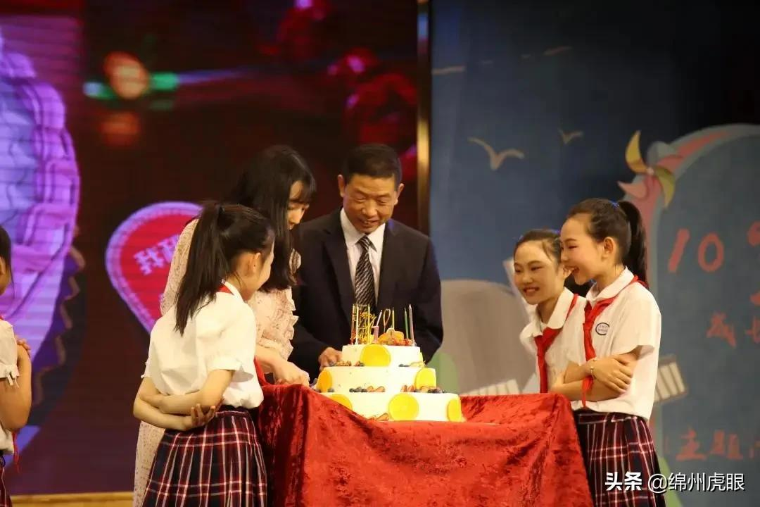 好心疼！绵阳十二三岁的娃娃，竟被学校赶下田去插秧子