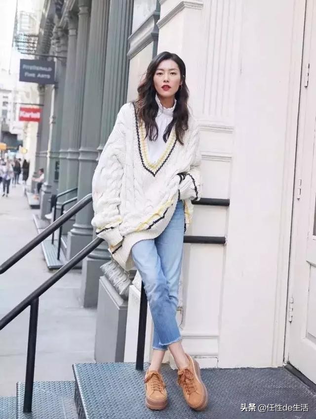 比伯的媳妇海莉白毛衣搭配骑行裤，街拍超吸睛，不愧是行走的衣架