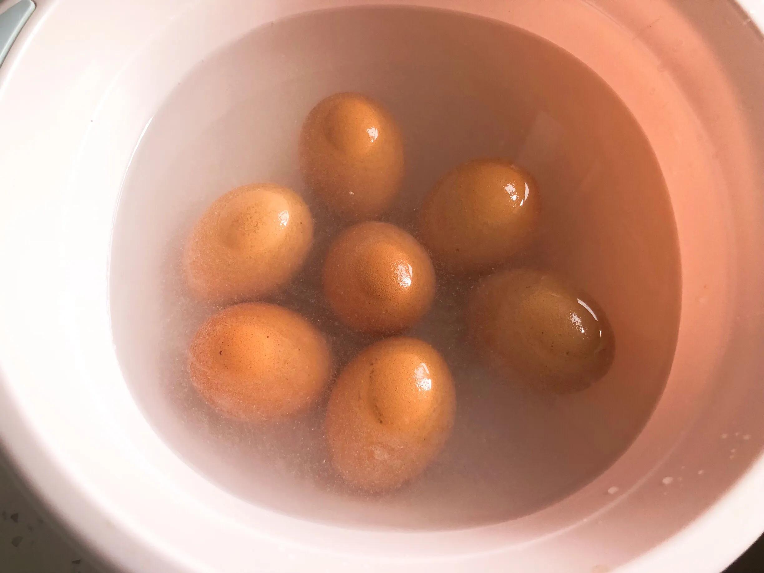 煮鸡蛋不能只用清水，加点它，剥皮贼滑溜，吃起来还不腥