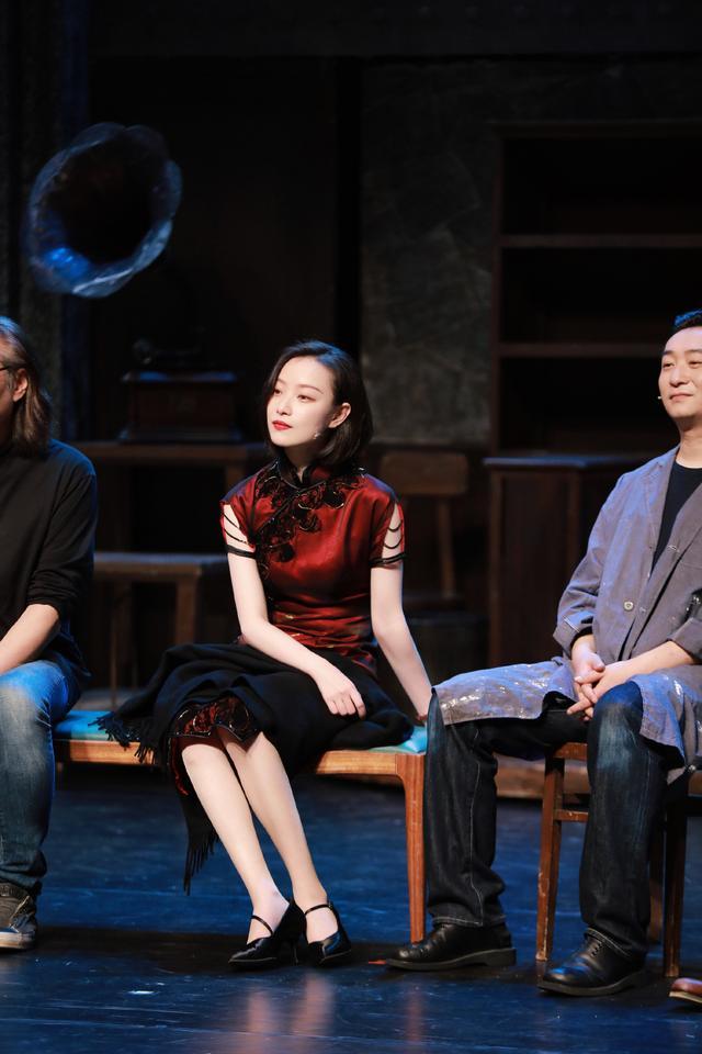 倪妮话剧开演,穿旗袍美得风情万种,舒淇7个字的评价太真实了
