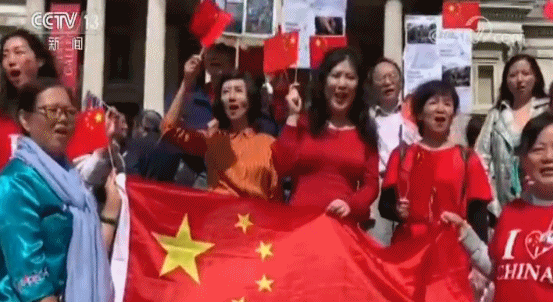 老外赛前唱中国国歌(伦敦百余个华人社团自发集会护港 华侨华人合唱《我爱你中国》)
