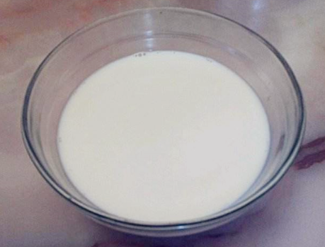 怎么用牛奶做奶油（2分钟学会自制淡奶油的方法）