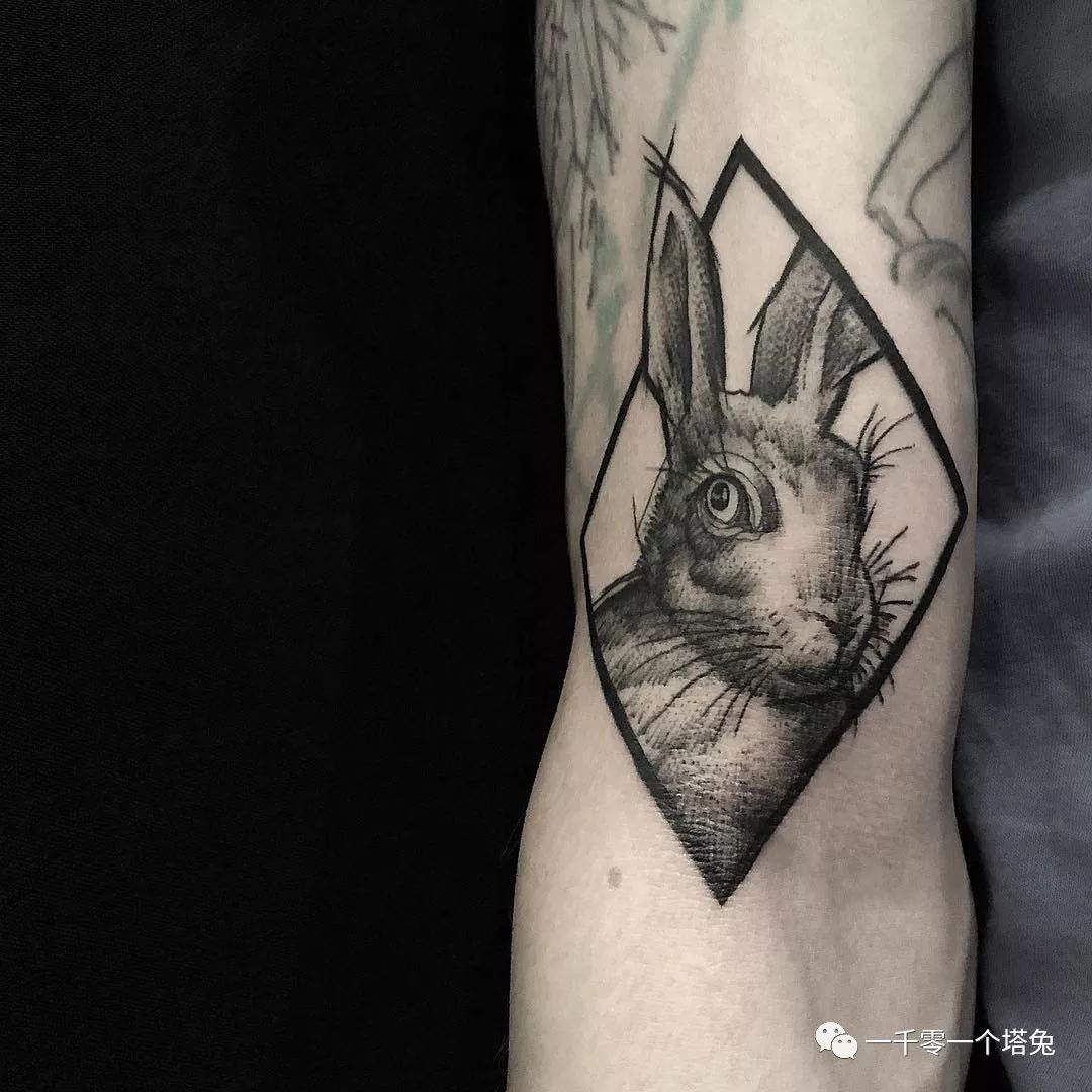 属兔纹身会选择纹在哪个部位_达一风水网