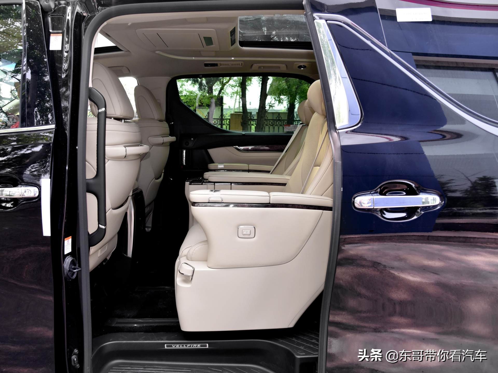 高端豪华大7座，航空座椅霸道内饰，7.1L油耗进口MPV，实拍威尔法