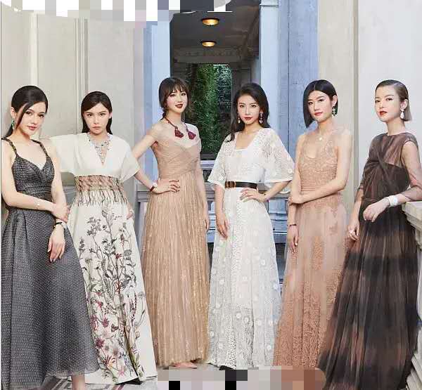 千亿富二代姚安娜和众名媛同框，她站在最中间，富豪朋友圈曝光