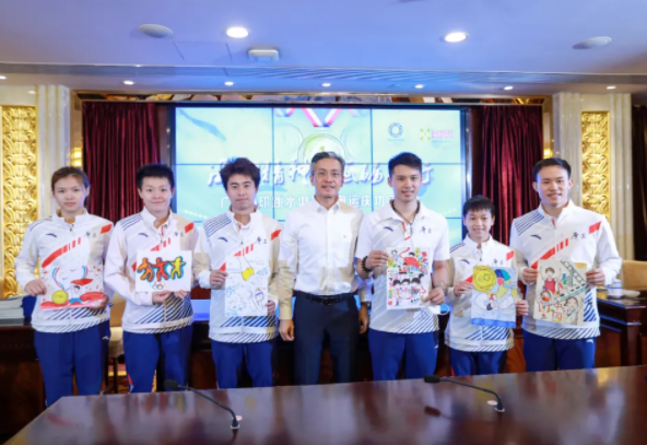 全红婵现身庆功会，让出C位！进校园引数百同学围观：你们好恐怖