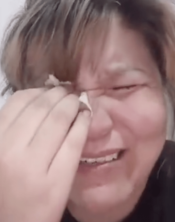 郭老师直播中让赵露思给她舔脚,被骂后哭着否认,为了红毫无底线
