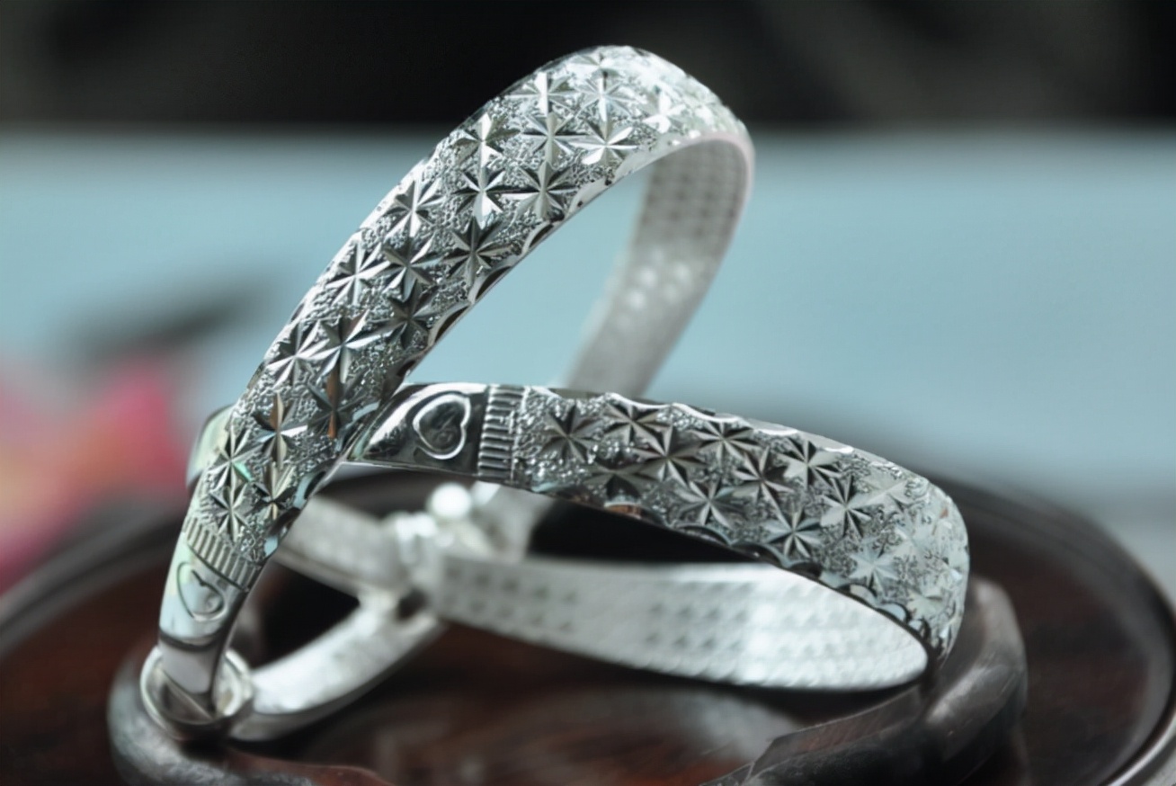 银手镯有什么功效与作用，佩戴银饰的好处？