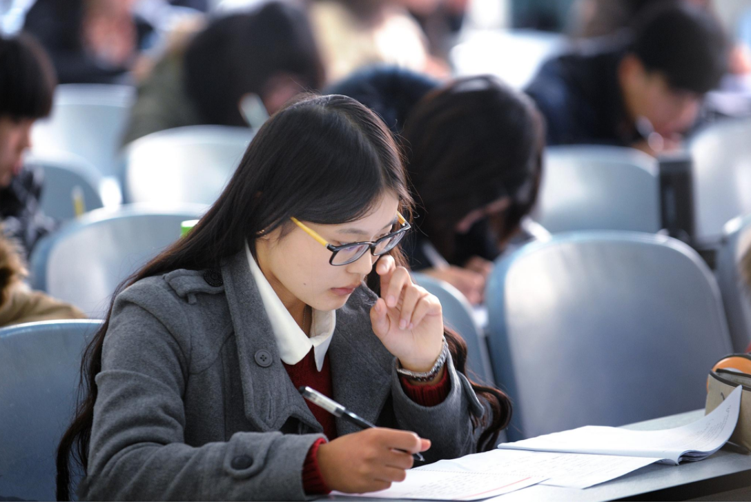大学辅导员工资竟然这么高！打工人实名羡慕，难怪那么多人竞争