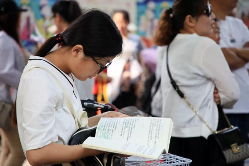 高考400分考生哭诉：我拼命学习，最后却和一群200分学生抢大专