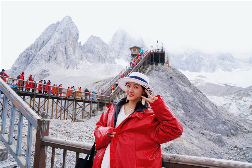 丽江二三事，翻过雪山恰逢花开，隐居听花堂，邂逅一场唯美夕阳