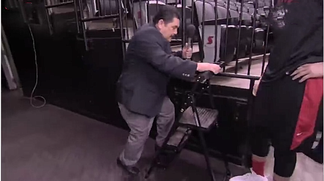庫里脫口秀采訪（NBA總決賽爆笑采訪：庫里為詹皇簽名，一問題讓勇士眾將面紅耳赤）