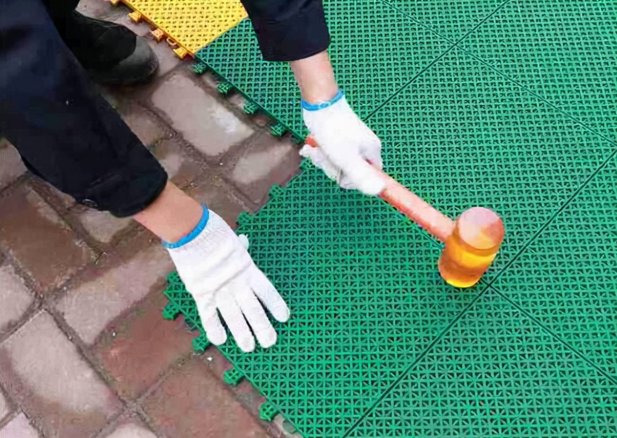 2個(gè)籃球架就可以地面混泥土（籃球場怎么做的，用什么材質(zhì)好？）