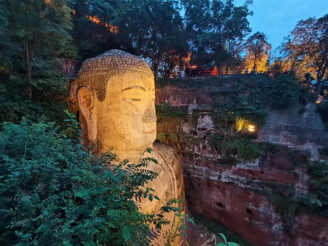 微凉夜色如梦，繁星点点，揭开山野藏青色的帷幕