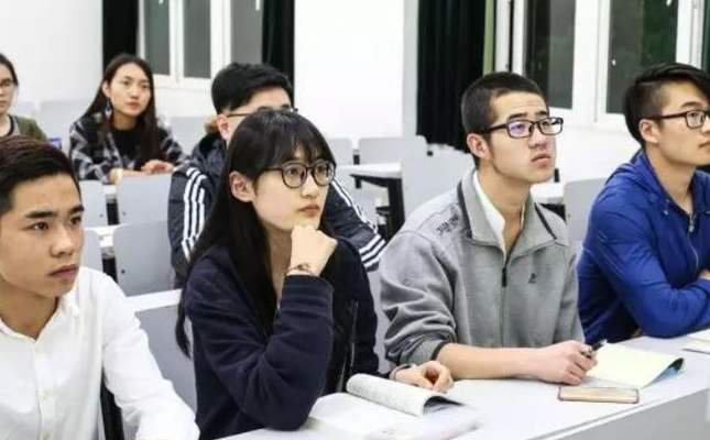 大学教授发型走红网络，每天“头顶祥云”上课，学生如临仙境
