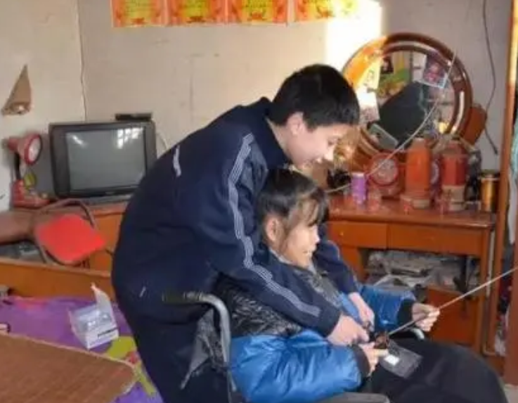 河北寒门贵子庞众望：父精神失常母瘫痪，却加分60以744分上清华