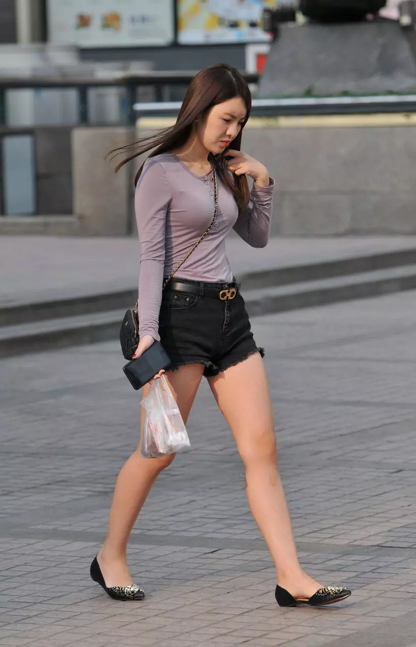 街拍美女，长发飘飘