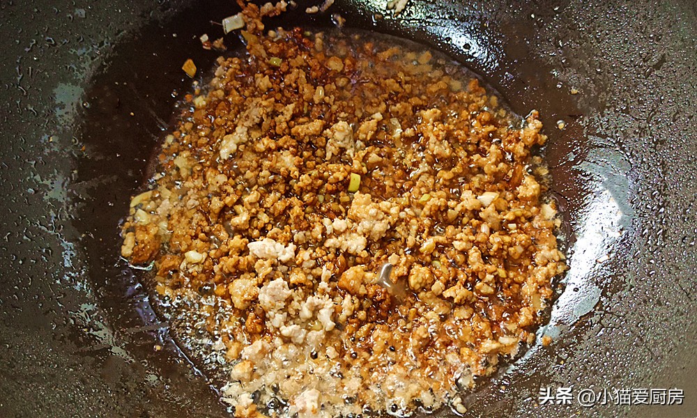 肉末炒青豆要想好吃不变色，掌握这2小技巧，鲜香又入味特下饭