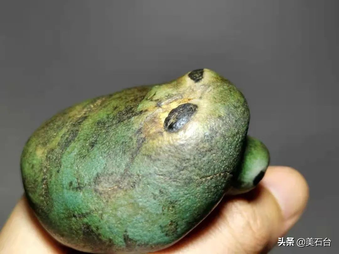 锄头现场挖出的玉石，这种剧本正在洗脑爱石人，你被套路过吗？