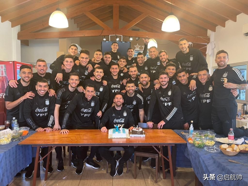 阿根廷全队为梅西庆生一(好朋友！梅西在阿根廷家队过生日，苏亚雷斯和阿奎罗给他送祝福)