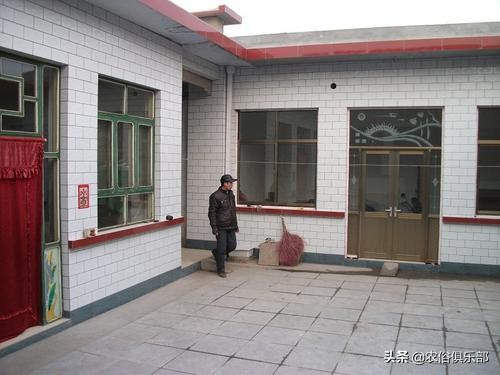 一般都是大门对着别人家的屋角,门对门在农村看来是气口相冲,两家人