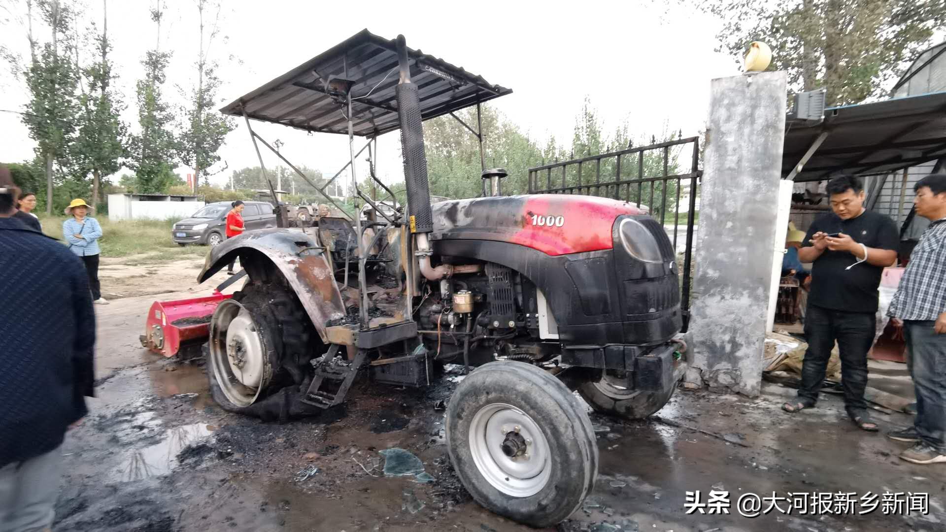 滅火方式不當致新鄉(xiāng)一農(nóng)機被燒毀報廢？現(xiàn)場人員稱：司機不該用水潑
