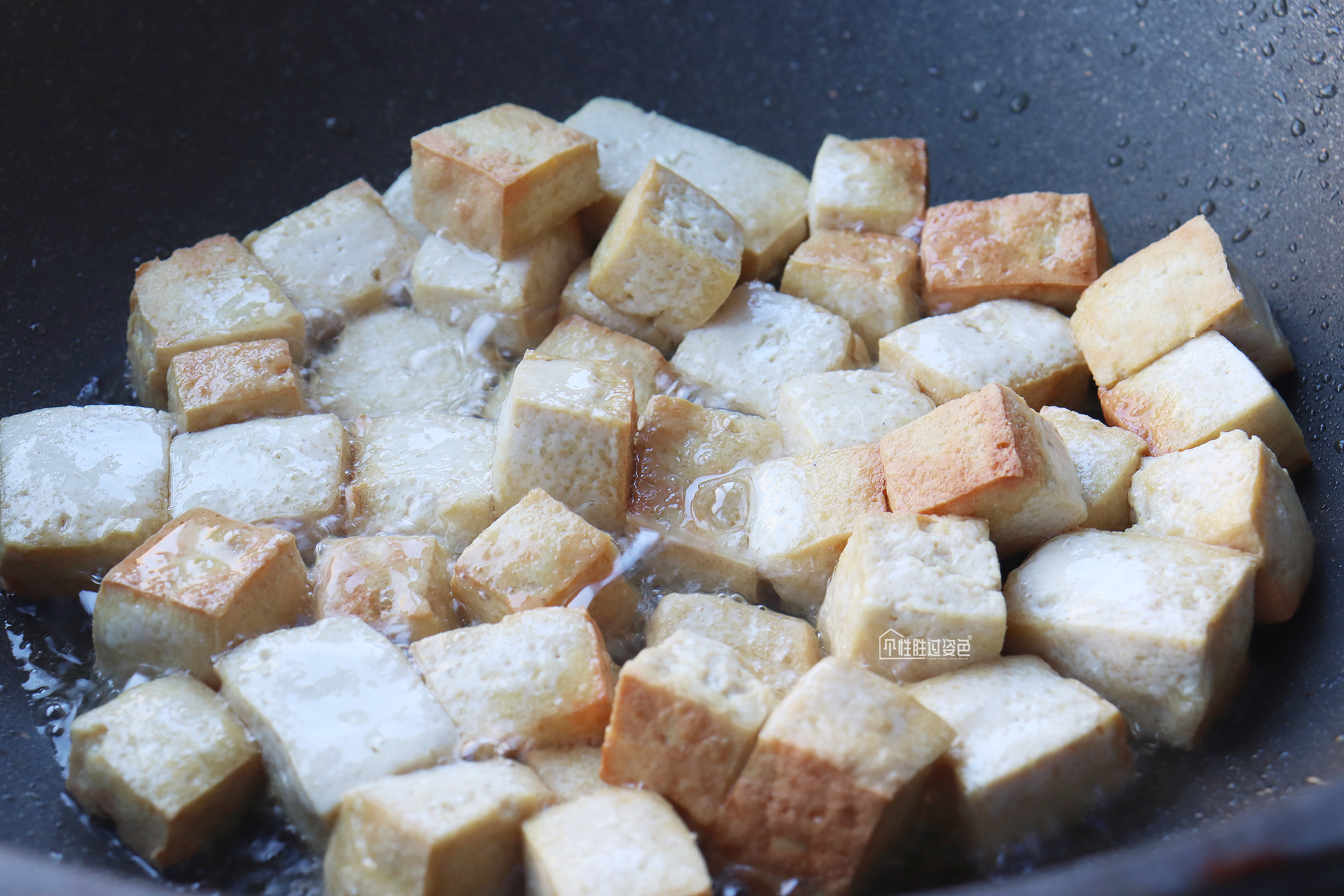 川菜师傅这样烧豆腐，麻辣鲜嫩真好吃，这才是经典的下饭川菜