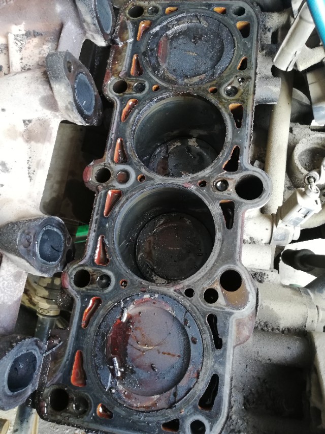 汽车行驶途中突然熄火是咋回事?遇到这种情况应该怎么办?