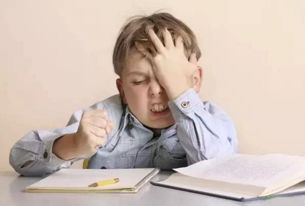 孩子總是不愛思考，可能是“思維惰性”導致的，父母要注意引導