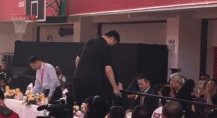 姚明拒绝特殊待遇（姚明参加活动拒绝特殊待遇！主动要求换掉贵宾沙发）-华海博客